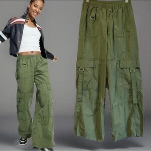 Wild Fable NWT Mid Rise Wide Leg Relaxed Fit Green
Cargo Pants, Size XS
